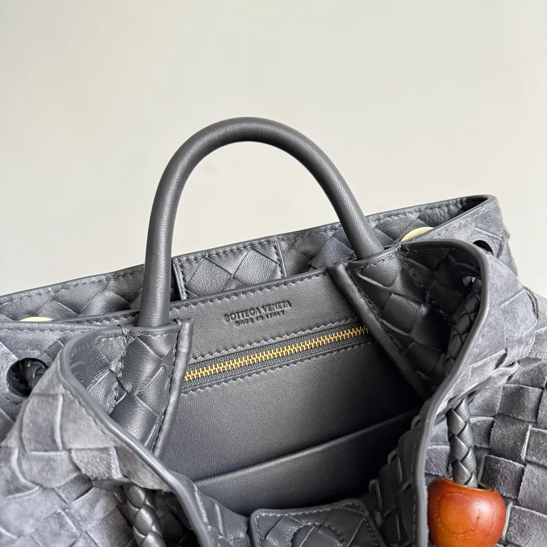 The new Andiamo batch of 3060 BV is shipped‼ ️The classic intercciato weaving process is used to create a soft bag, the metal knot is made of micro-cast aluminum using jewelry technology🪢, and the decorative beads are made of metal and hand-polished oak, allowing you to jump repeatedly between elegance and fun💃, making it unpredictable. Classic and versatile, it shows off your temperament, and the bag has a large capacity, making it very convenient for daily commuting! It has a variety of carrying methods, the shoulder straps can be adjusted by yourself, the original lambskin feels soft and delicate, and the unisex style breaks gender boundaries and brings a more practical and long-lasting use experience. The Andiamo, which has both elegant and casual styles, perfectly interprets the "fashionable old money style". Style number: 743568+wood hardware Color: suede graphite gray Size: 25*22*10.5cm